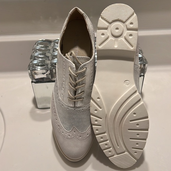 Shoes - Picture 4 of 5